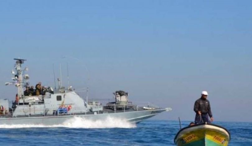 الاحتلال يعتقل 3 صيادين قرب ميناء غزة